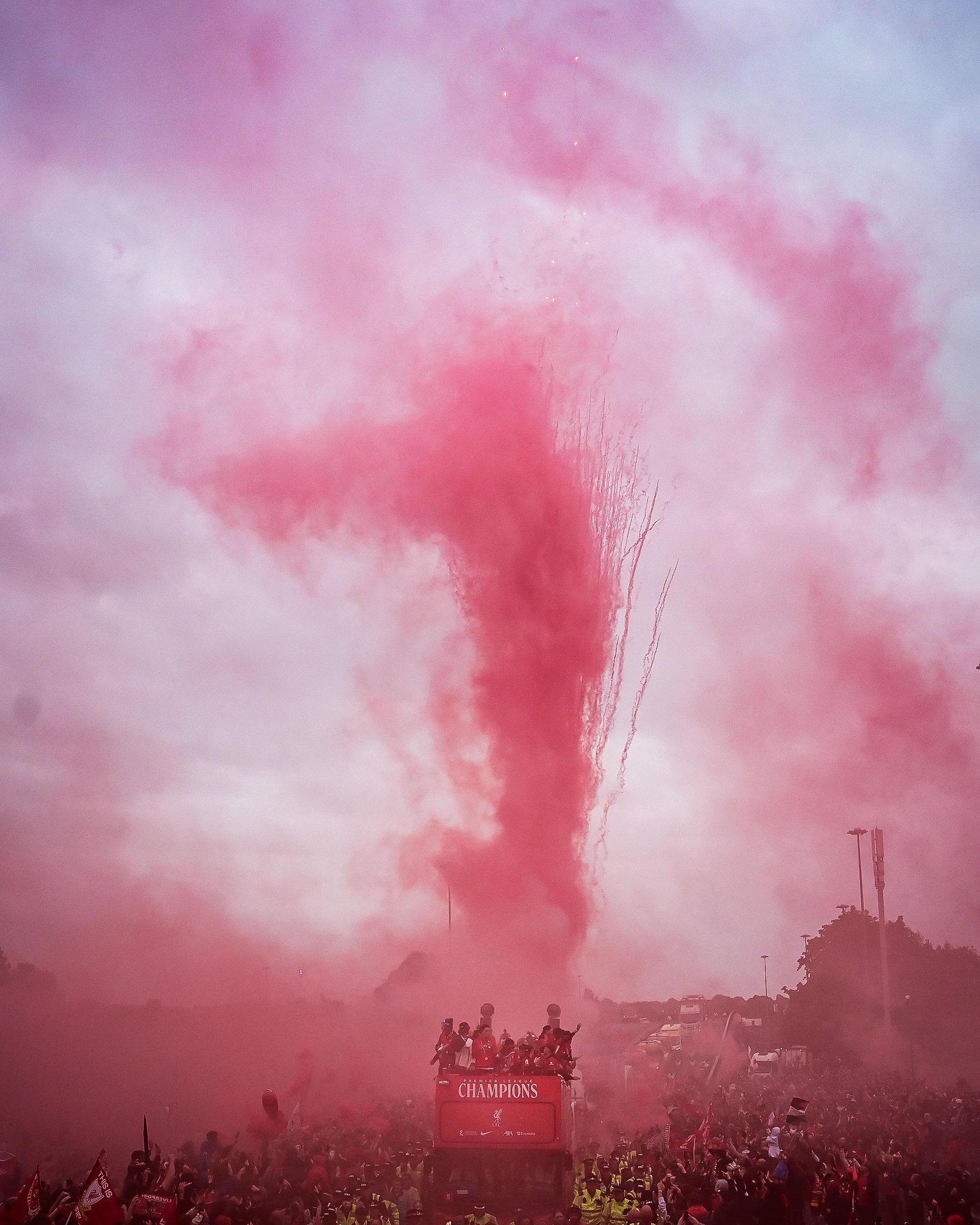 ⚡️🔴 رژه خیابانی هواداران لیورپول پس از قهرمانی در لیگ برتر انگلیس! 1 Image