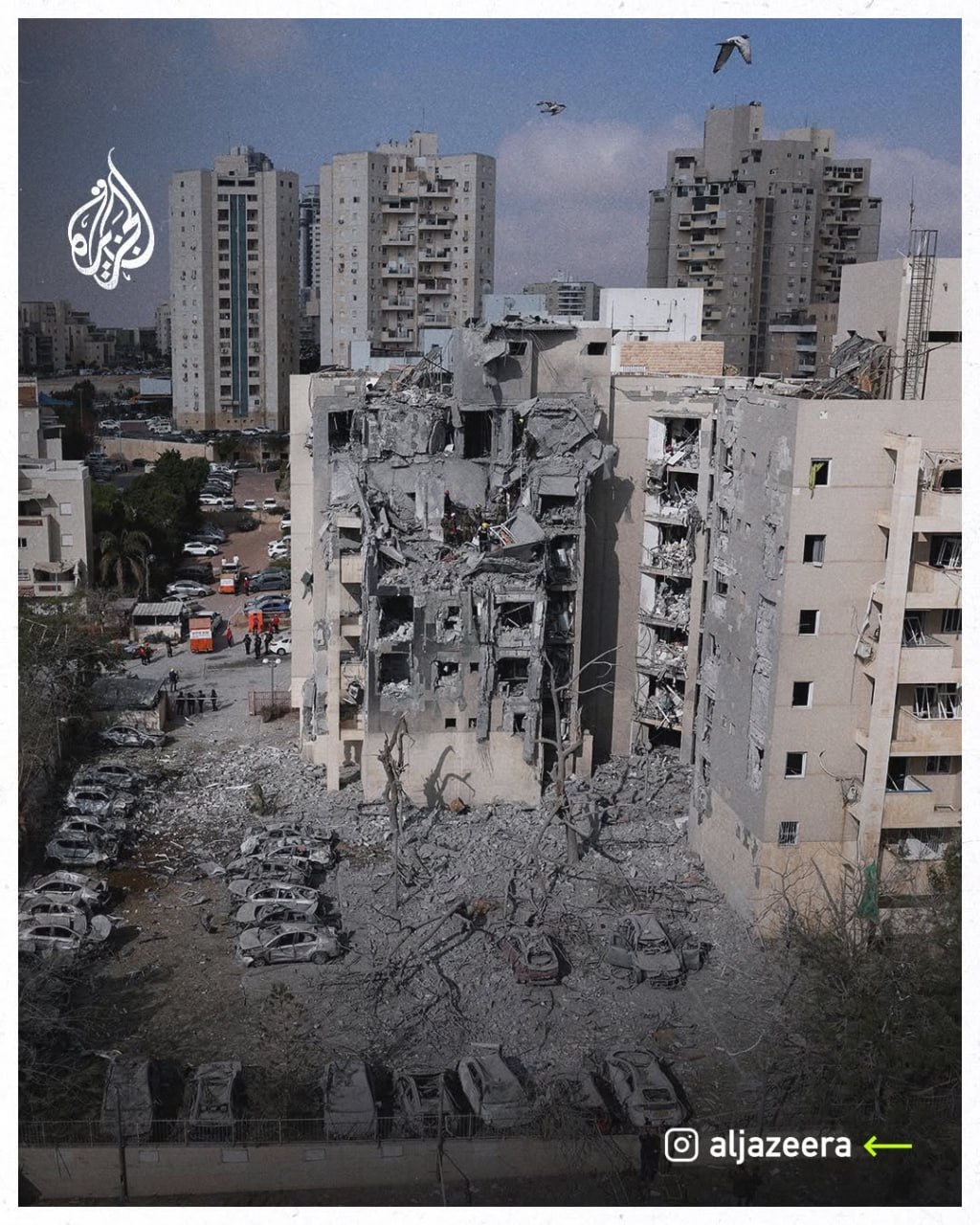 صهیونیستها همچنان در محل اصابت موشکهای ایران در بئرالسبع به دنبال مفقودان میگردند 1 Image