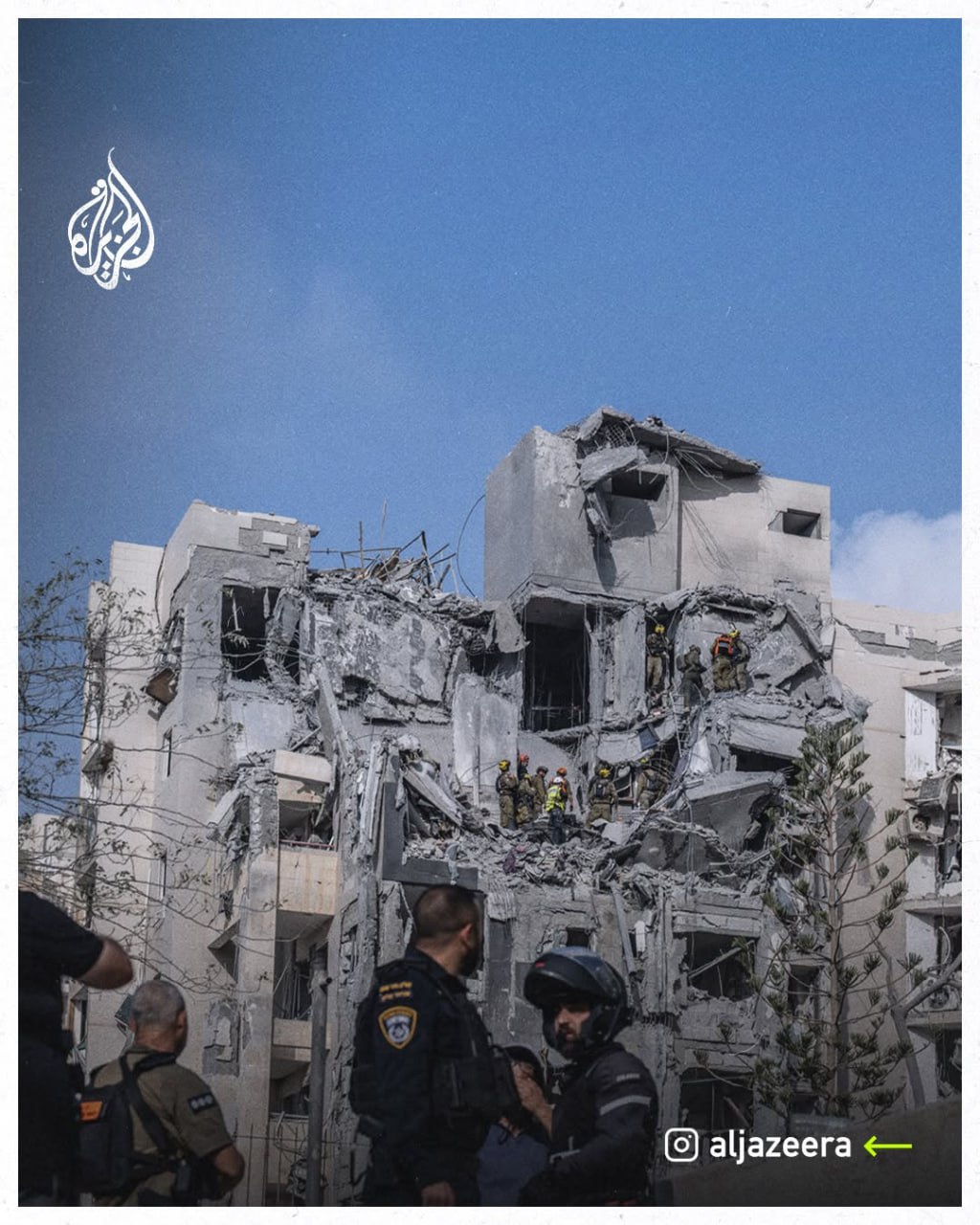 صهیونیستها همچنان در محل اصابت موشکهای ایران در بئرالسبع به دنبال مفقودان میگردند 2 Image