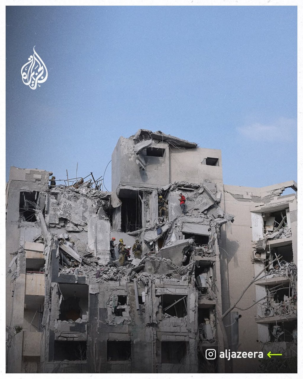 صهیونیستها همچنان در محل اصابت موشکهای ایران در بئرالسبع به دنبال مفقودان میگردند 3 Image