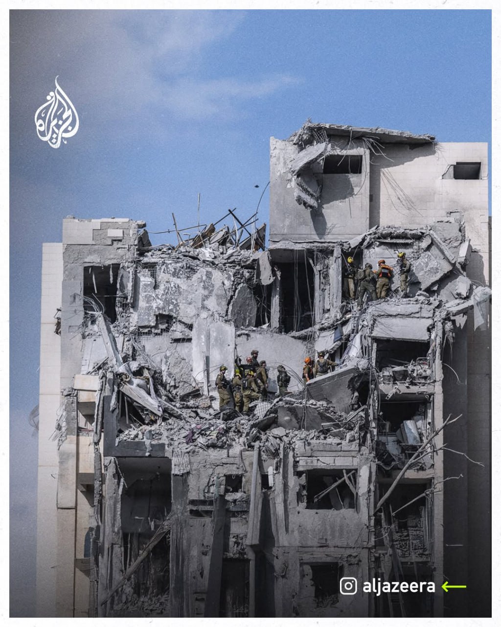 صهیونیستها همچنان در محل اصابت موشکهای ایران در بئرالسبع به دنبال مفقودان میگردند 4 Image