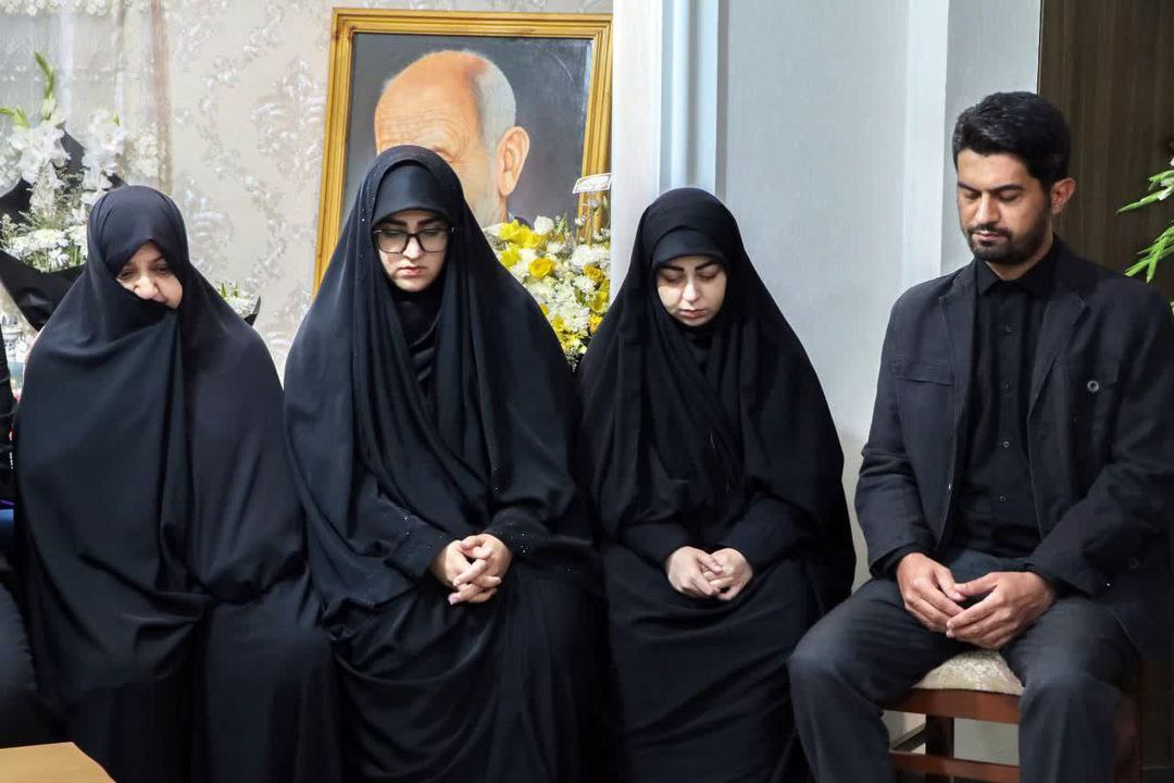 ابلاغ پیام رهبر انقلاب به خانواده سرلشکر شهید غیبپرور 1 Image