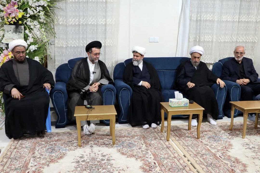 ابلاغ پیام رهبر انقلاب به خانواده سرلشکر شهید غیبپرور 2 Image